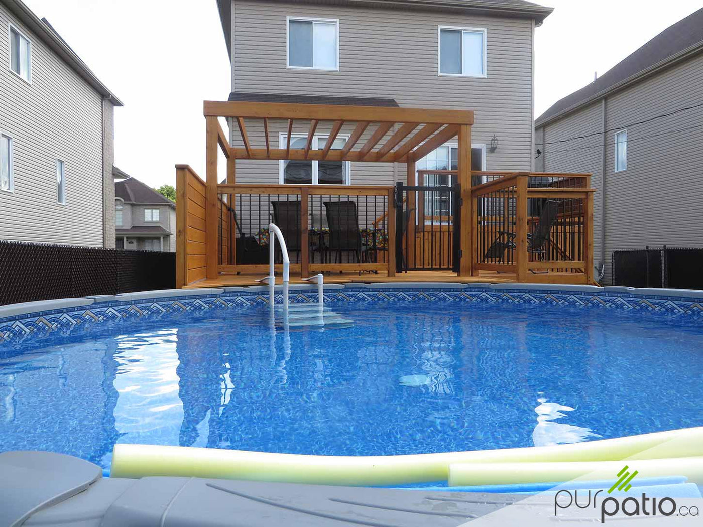 terrasse de piscine en cèdre