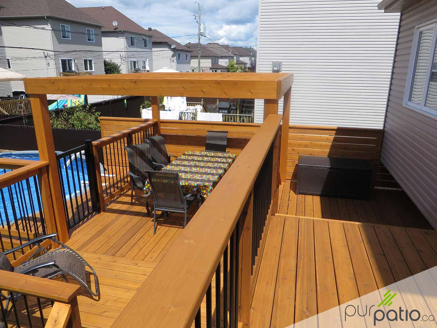 terrasse de piscine en cèdre rouge